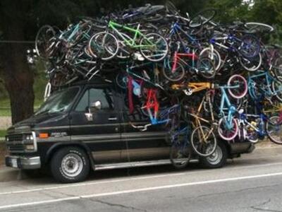 Δημοτικό όχημα μεταφέρει τα ποδήλατα των Πατρινών