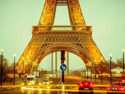 Ο Πύργος του Άιφελ τιμά τα θύματα της επ...