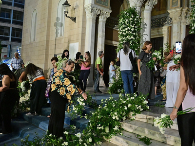 Κόσμος έσπευσε να πάρει τα λουλούδια της...