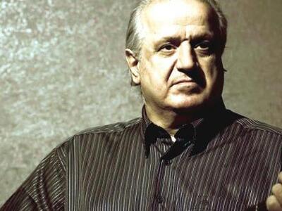 Ο Μπάμπης Γκολές τραγουδά στην γειτονιά του