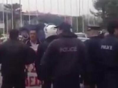 Αποδοκιμασίες: Με πανό και συνθήματα υπο...