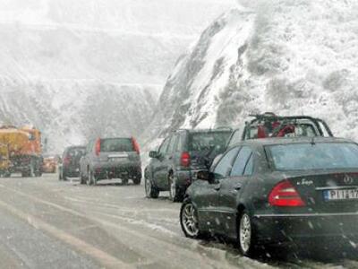 Με αλυσίδες η κίνηση στα ορεινά της Κορι...