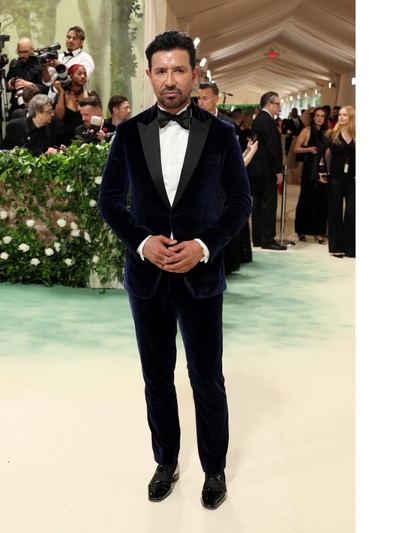 Στο χαλί των αφίξεων και ο designer