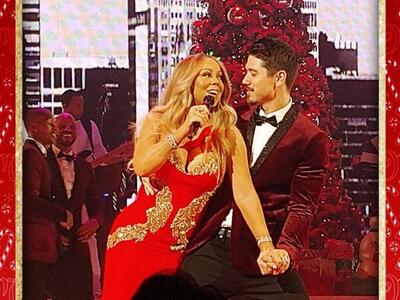 Η Μαράια Κάρει επιστρέφει στην Times Squ...