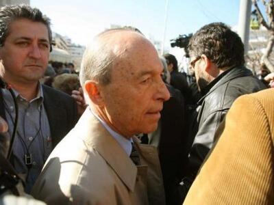 Επιτέθηκαν στον Κώστα Σημίτη - Τον φυγάδ...