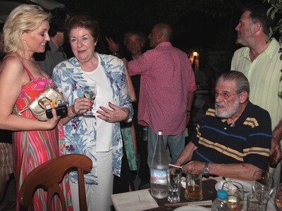 Ο Γιάννης Βόγλης, με τη σύζυγό του και τ...