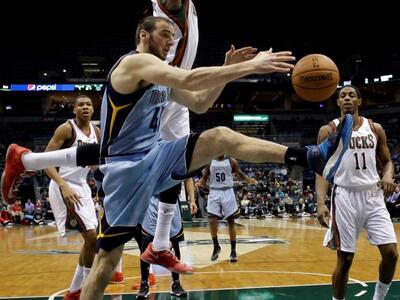 Μπάσκετ: Ο Κουφός επικράτησε του Αντετοκ...