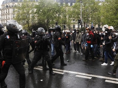 Συγκρούσεις της αστυνομίας με διαδηλωτές...