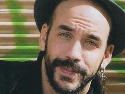 Ολόγυμνος στη σκηνή ο Μουζουράκης - ΔΕΙΤΕ ΦΩΤΟ