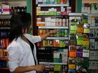 Μόνο από τα φαρμακεία θα πωλούνται τα συ...