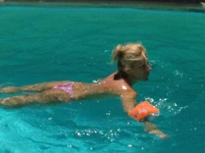 Για πολλά γέλια: Η Έφη Σαρρή τόπλες και ...