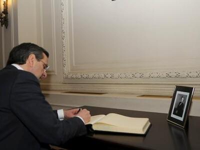 Ο Σαμαράς υπογράφει το βιβλίο συλλυπητηρ...