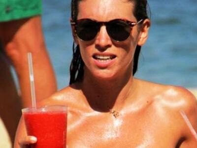 Η Αθηνά Οικονομάκου ημίγυμνη στο κρεβάτι...