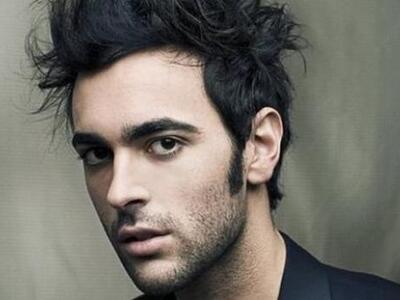Ο Ιταλός τραγουδιστής Marco Mengoni που ...