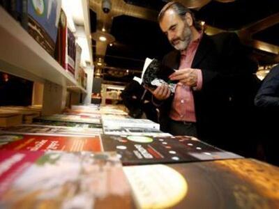 Πλημμύρισαν τα βιβλιοπωλεία από εκδόσεις...