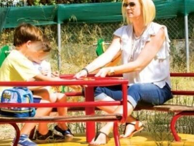 Η Ραχήλ Μακρή στην παιδική χαρά με τους ...