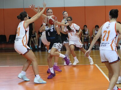 Tρίτη σερί νίκη για τις Νεάνιδες του Προ...