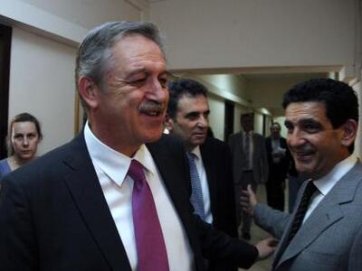 Ή δείχνει τη φωτογραφία ο Κουκουλόπουλος...