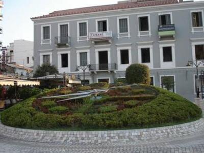 Ψεκάζουν τα δένδρα της Τριών Συμμάχων 