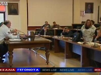 Απίστευτοι διάλογοι πεζοδρομίου σε Δημοτ...