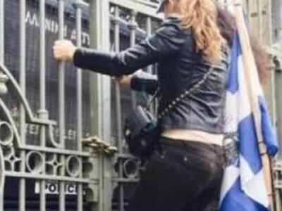 H ξανθιά νηπιαγωγός που σκαρφάλωσε στα κ...