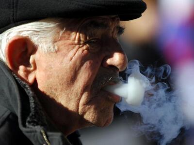 Οι Έλληνες το έχουν ρίξει στα τσιγάρα κα...
