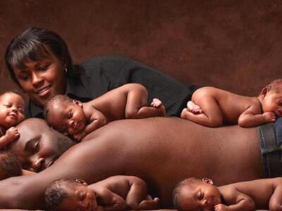 Οικογένεια με Εξάδυμα Αναπαριστά 6 Χρόνι...