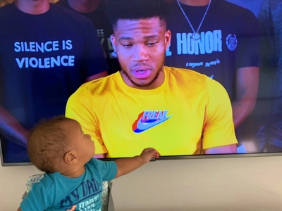 Ο γιος του Αντετοκούνμπο βλέπει τον μπαμ...