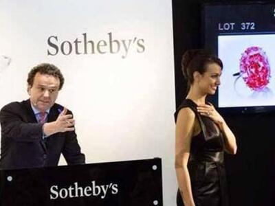 Αγόρασε το ακριβότερο διαμάντι στον κόσμ...