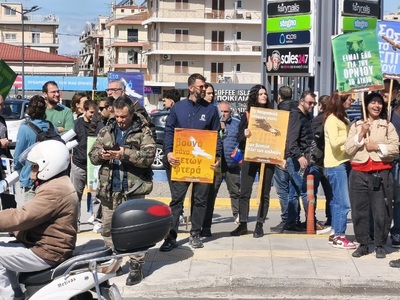 Παράσταση διαμαρτυρίας από μέλη της Ελλη...