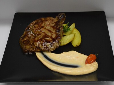 rib-eye steak με πατάτες σωτέ και spicy mayo