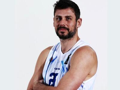 Ο Νίκος Μπάρλος συνεχίζει να γράφει μπασ...