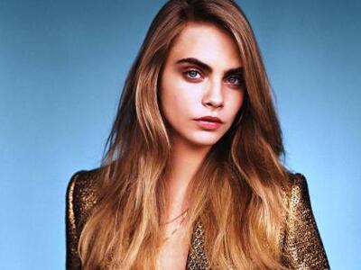 Cara Delevingne: Φορώντας μονάχα μια Mul...