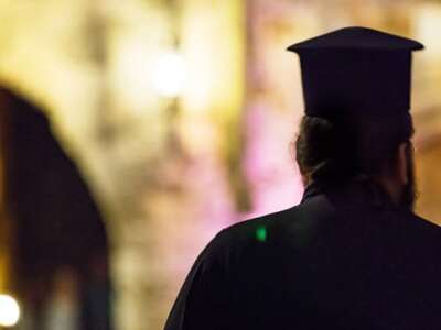 Σάλος με ιερέα που κάνει κήρυγμα και... ...