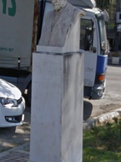 Λες και δεν είχε επιγραφή η βάση του αδριάντα του