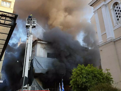 Αθήνα: Φωτιά σε κτήριο στην Αιόλου- Πνίγ...