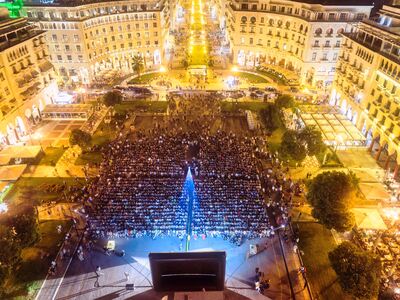 Η πλατεία Αριστοτέλους έγινε… θερινό σινεμά