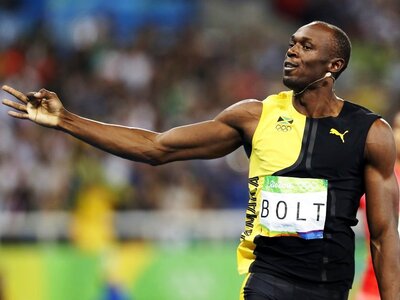 O Μπολτ παίζει ποδόσφαιρο, σκοράρει και ...