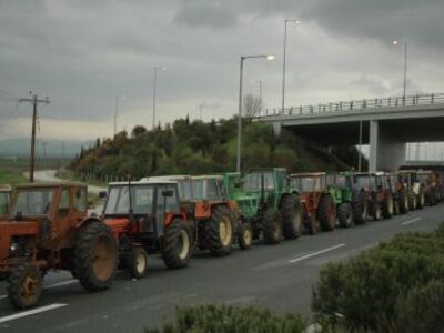 Συνεχίζουν τα μπλόκα οι αγρότες