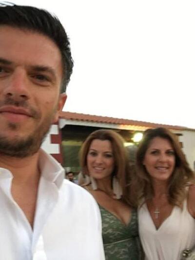 Η Άρτεμις Σπεντζοπούλου (στη μέση) μεταξ...