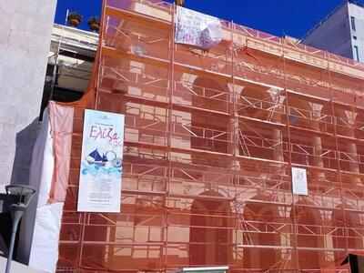 Πάνω στις σκαλωσιές η αφίσα για την &quo...