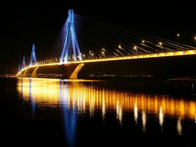 Eιδική φωταγώγηση απόψε στη γέφυρα Ρίου ...