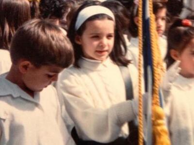 Ποια είναι η παρουσιάστρια της φωτογραφίας;