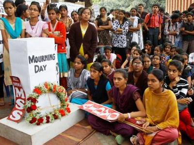 Ινδία: Χιλιάδες στους δρόμους μετά το θά...