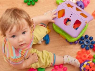 Γιατί το μωρό μου πετάει τα πάντα στο πάτωμα;