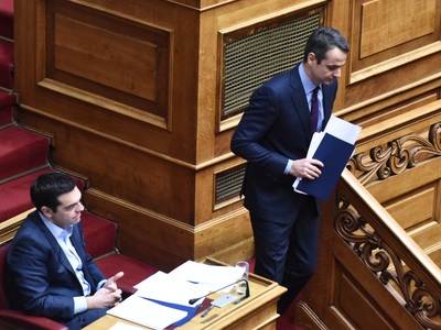 LIVE η Ολομέλεια της Βουλής - Άγρια κόντ...