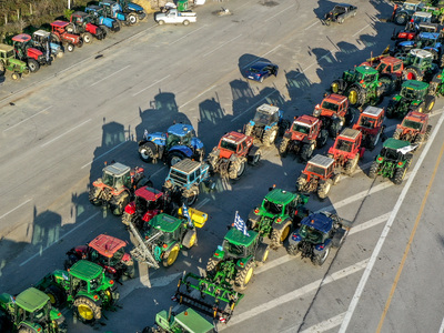 Αγρότες: «Ζεσταίνουν» τις μηχανές των τρ...