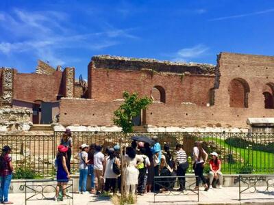 Οι τουρίστες, το κλειστό Ρωμαίκό Ωδείο κ...