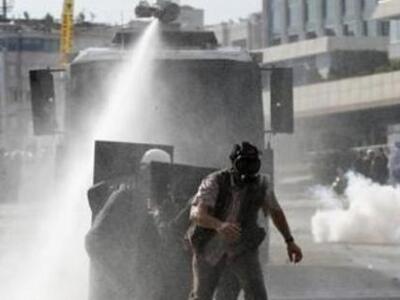 Κανόνια νερού κατά 10.000 διαδηλωτών στη...