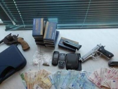 Όπλα, ναρκωτικά και πλαστά χαρτονομίσματ...